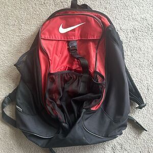 Nike Large Capacity Unisex Backpack with Mesh Pocket!